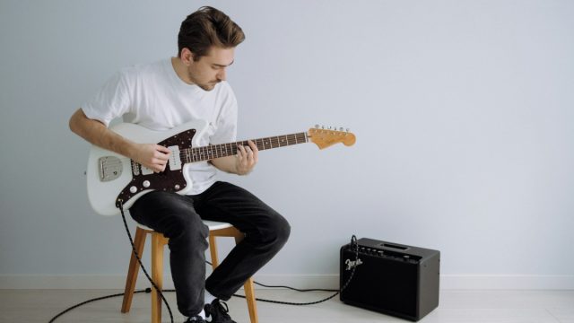 Strumming to Smarter Why Playing Guitar Boosts Brain Power More Than Just Listening